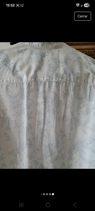 Blusa blanca con estampado azul