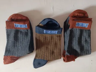 Calzini uomo grigi e marroni.