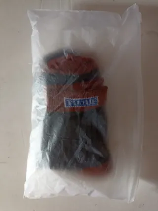 Calzini uomo grigi e marroni.