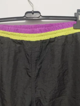 Pantaloni Fila neri con banda viola e verde