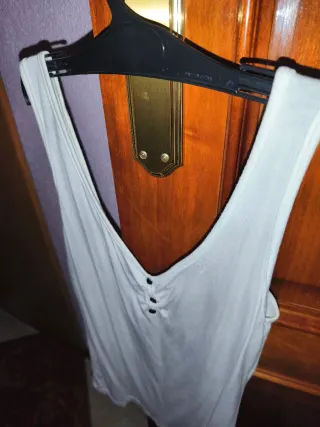 Camiseta tirantes blanca con botones