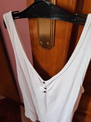 Camiseta tirantes blanca con botones