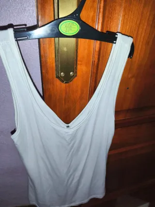 Camiseta tirantes blanca con botones