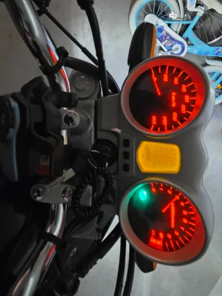 Honda CBF 250 Naked Negra