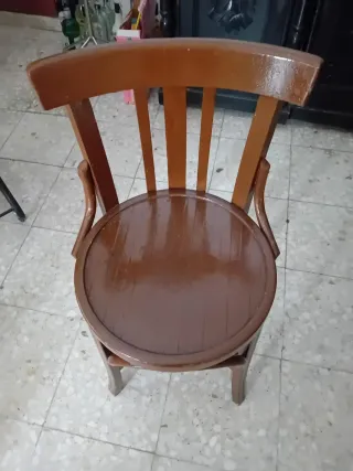 Sillas antiguas de madera hay 4 o 5