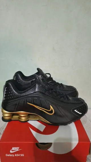 Nike Shox R4 Negro y Dorado