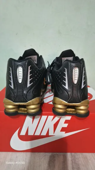 Nike Shox R4 Negro y Dorado