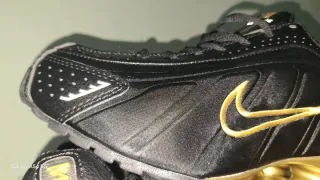 Nike Shox R4 Negro y Dorado