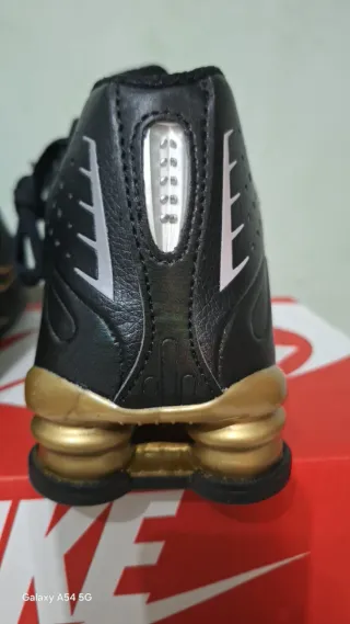 Nike Shox R4 Negro y Dorado