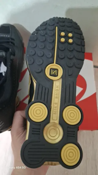 Nike Shox R4 Negro y Dorado