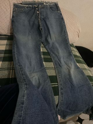Pantalón vaquero campana deshilachado