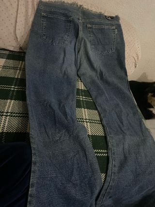 Pantalón vaquero campana deshilachado