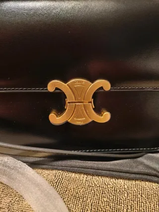 Pochette nera con dettagli oro 22x17cm