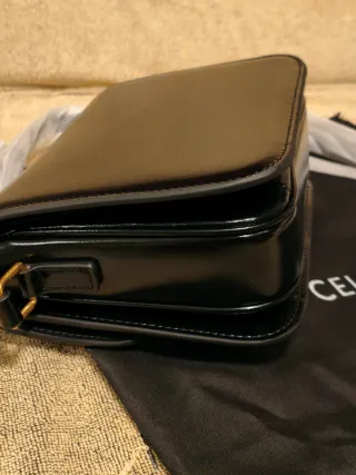 Pochette nera con dettagli oro 22x17cm