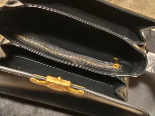 Pochette nera con dettagli oro 22x17cm