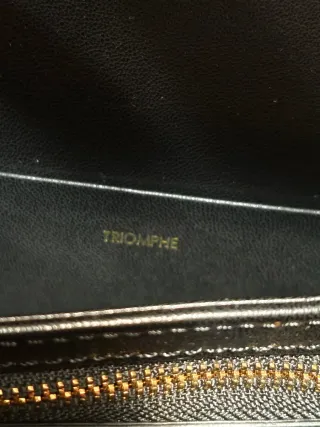 Pochette nera con dettagli oro 22x17cm