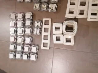 Mecanismos de luz y enchufe marca Niessen!!