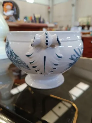 Sopera antigua de porcelana azul y blanca
