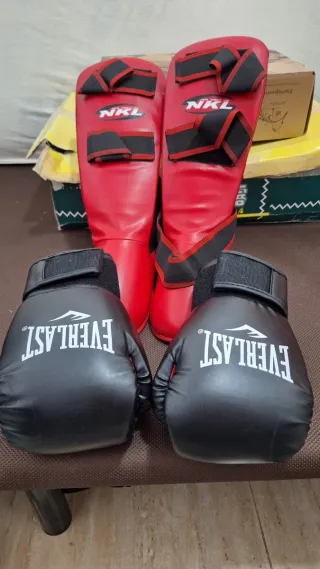 Guantes y espinilleras