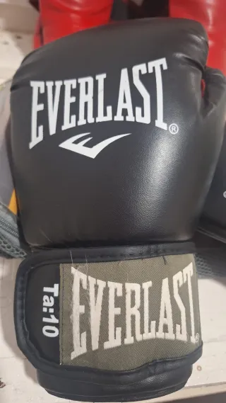Guantes y espinilleras