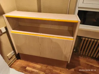 Mueble auxiliar madera con detalles amarillos