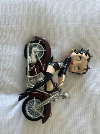 Figura Betty Boop en Moto medidas 32 x 26