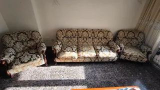 Sofá de tela con estructura de madera