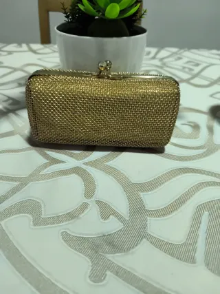 Cartera de mano dorada