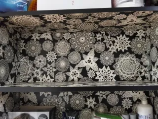 Estantería de madera con papel decorativo