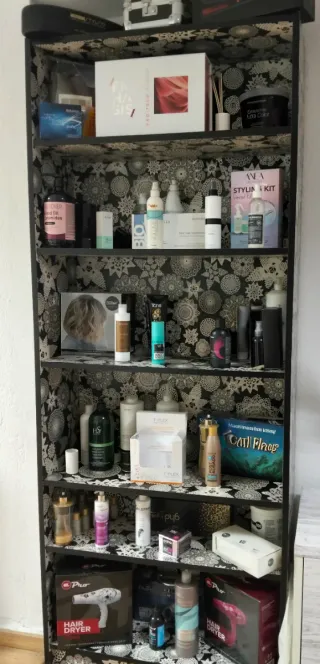 Estantería de madera con papel decorativo