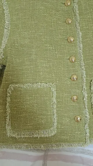 Giacca con bottoni dorati Zara