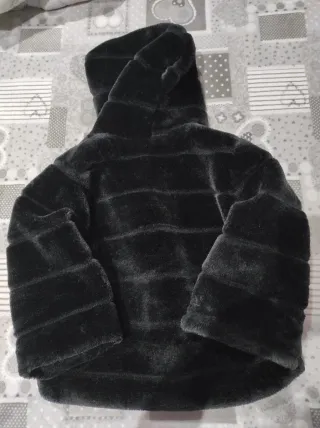 Pelliccia ecologica nera con cappuccio