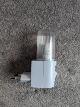 Lámpara de enchufe con interruptor