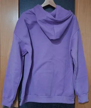 Sudadera morada con capucha