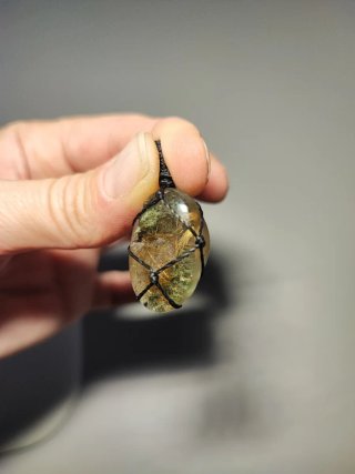 Collana con ciondolo in macrame con lodolite