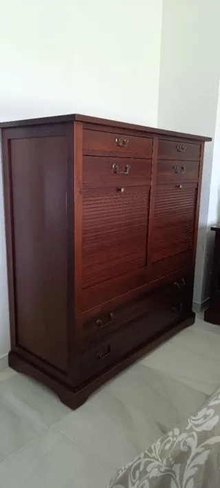 Cómoda de madera  de excelente calidad.