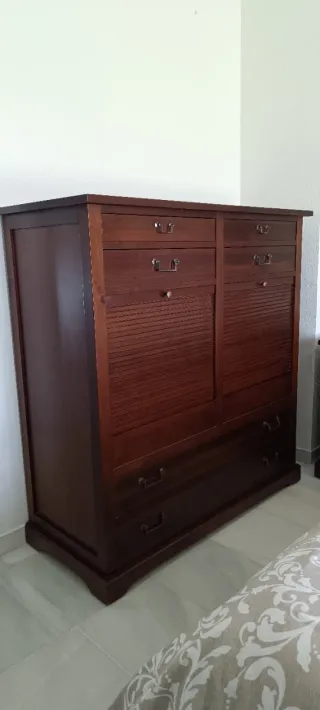 Cómoda de madera  de excelente calidad.