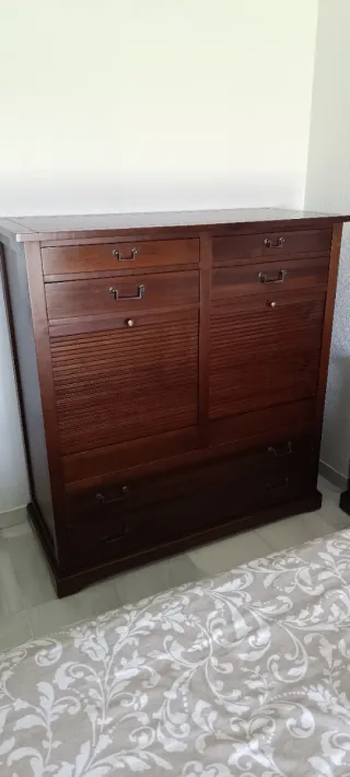Cómoda de madera  de excelente calidad.