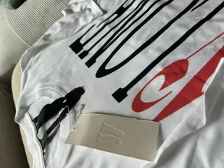 Camiseta VLONE Blanca Roja Negra