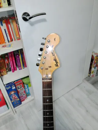 GUITARRA ELÉCTRICA CON AMPLIFICADOR MARCA SQUIER