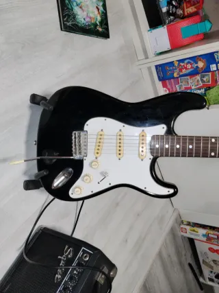 GUITARRA ELÉCTRICA CON AMPLIFICADOR MARCA SQUIER