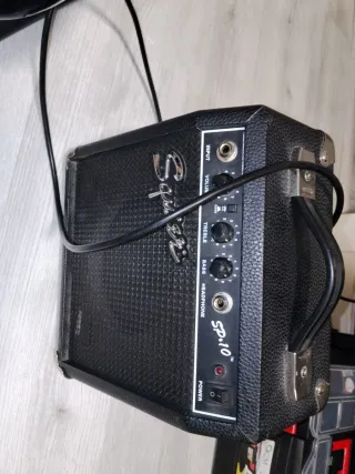 GUITARRA ELÉCTRICA CON AMPLIFICADOR MARCA SQUIER