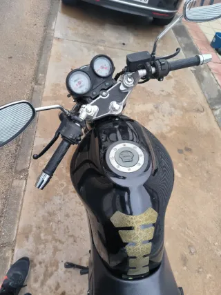 Daelim Roadwin Naked Negra