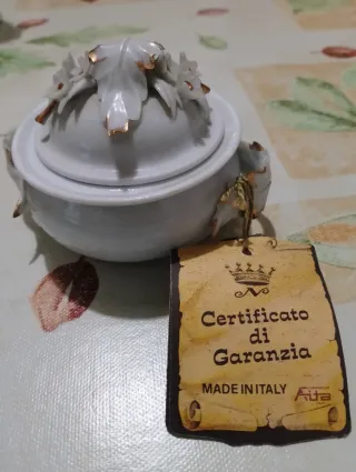 Cofanetto in ceramica con fiori e oro