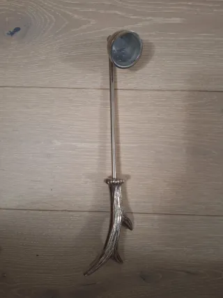 Spegnicandela in metallo con manico a corno