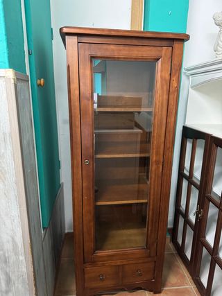 Vitrina de madera y cristal