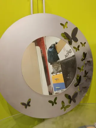 Specchio rotondo con farfalle decorative