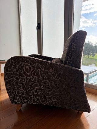 Sillón de lectura marrón estampado