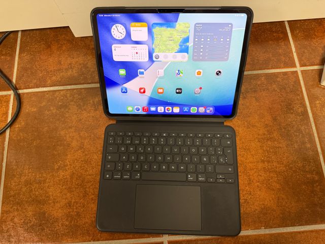 iPad Pro 13 M4 batteria 100% Apple Care+, Logitech