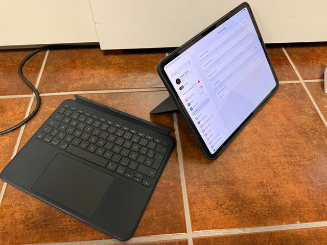 iPad Pro 13 M4 batteria 100% Apple Care+, Logitech